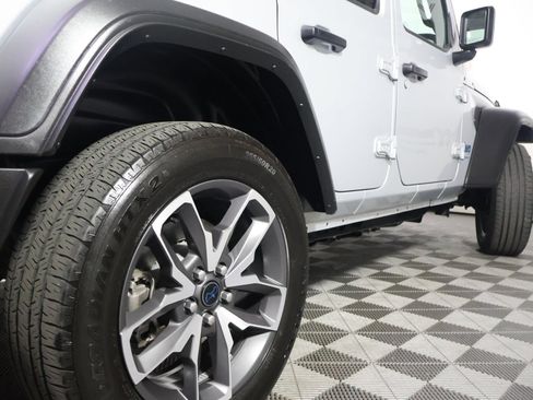 Used 2024 Jeep Wrangler Unlimited AWD/4WD image 9