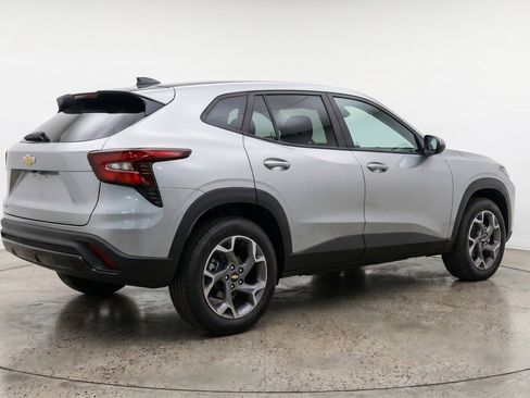 Used 2025 Chevrolet Trax LT FWD image 9
