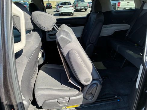 Used 2023 Kia Carnival LX FWD image 12