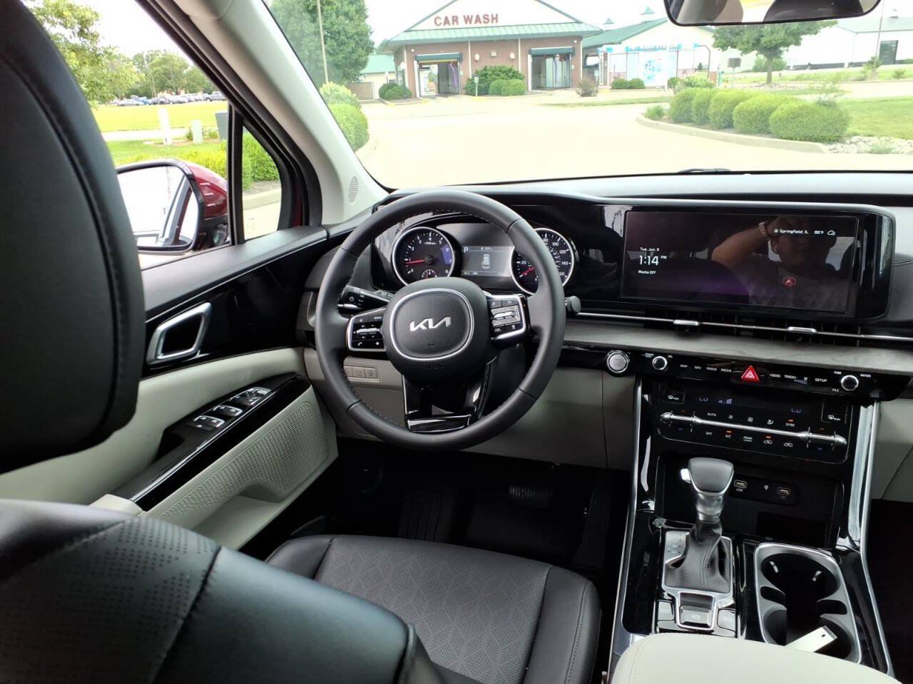 Used 2024 Kia Carnival EX FWD image 10