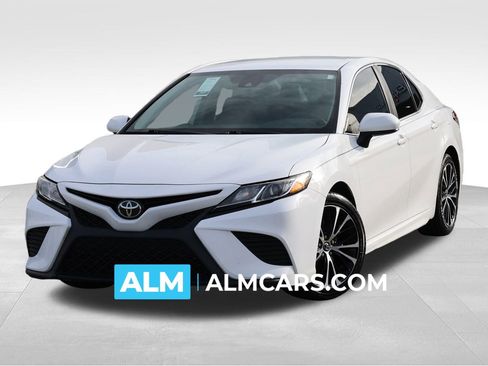 Used 2020 Toyota Camry SE image 1