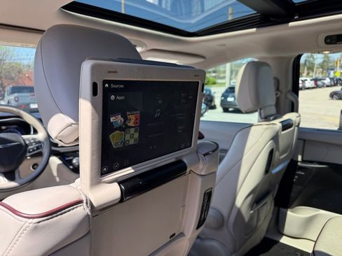 Used 2017 Chrysler Pacifica Limited image 24