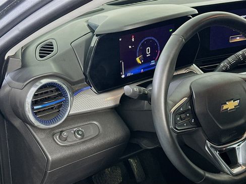 Used 2025 Chevrolet Trax LT w/ LT Convenience Package image 16