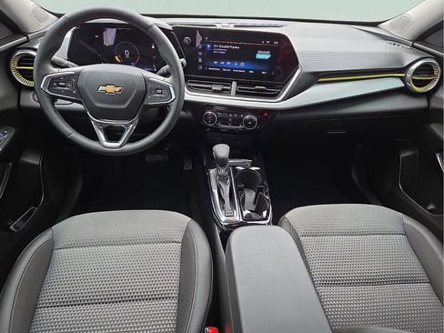 Certified 2025 Chevrolet Trax LT w/ Driver Confidence Package image 11