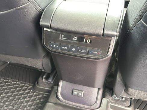 Used 2024 Toyota Highlander XLE AWD/4WD image 20