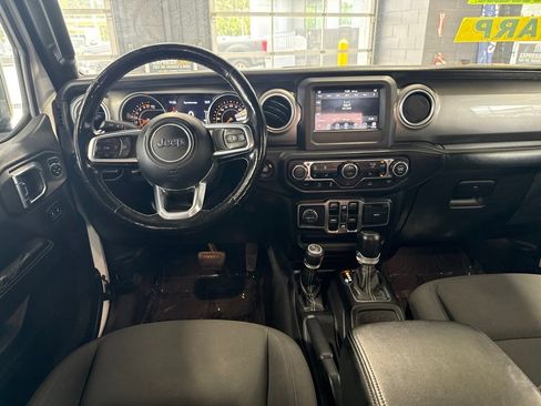 Used 2021 Jeep Gladiator Overland w/ Cold Weather Group AWD/4WD image 12