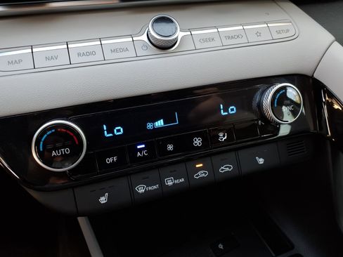 Certified 2025 Hyundai Elantra Limited FWD image 22