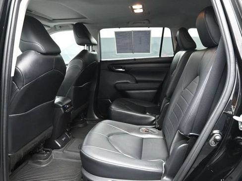 Used 2023 Toyota Highlander XLE FWD image 9