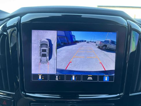 Used 2023 Chevrolet Traverse LT w/ Rear Camera Mirror Package image 21