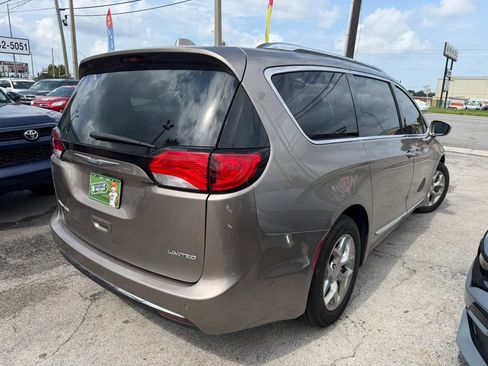 Used 2018 Chrysler Pacifica Limited w/ Advanced Safetytec Group FWD image 4