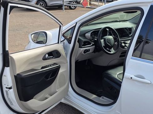 Used 2022 Chrysler Pacifica Touring-L FWD image 38