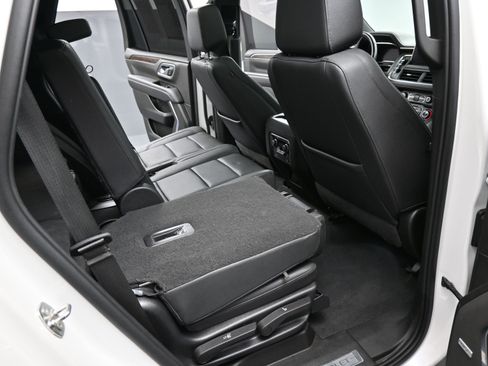 Used 2022 Chevrolet Tahoe LT w/ LT Signature Package image 19