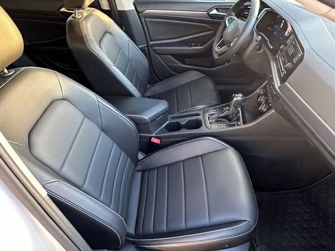 Used 2024 Volkswagen Jetta SE w/ Panoramic Sunroof Package image 17