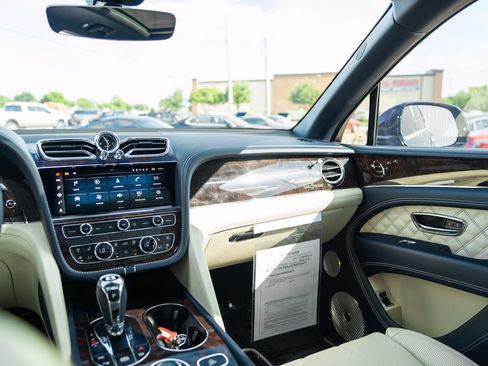 Used 2021 Bentley Bentayga AWD/4WD image 17