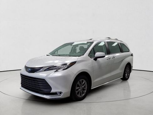 Certified 2023 Toyota Sienna XLE image 1
