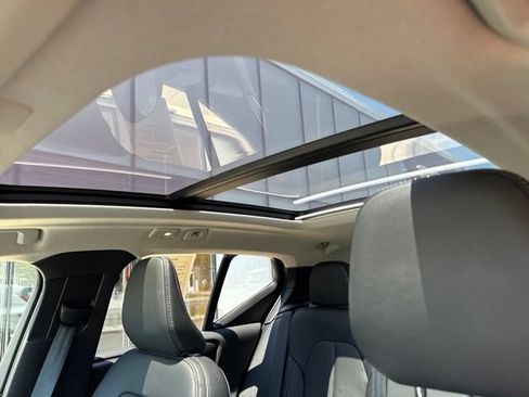 Certified 2025 Volvo XC40 B5 Plus AWD/4WD image 27