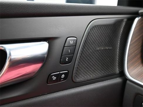 Used 2022 Volvo XC60 B5 Inscription w/ Climate Package image 29