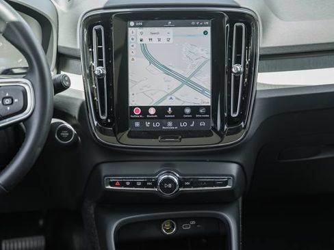 Certified 2025 Volvo XC40 B5 Plus AWD/4WD image 22