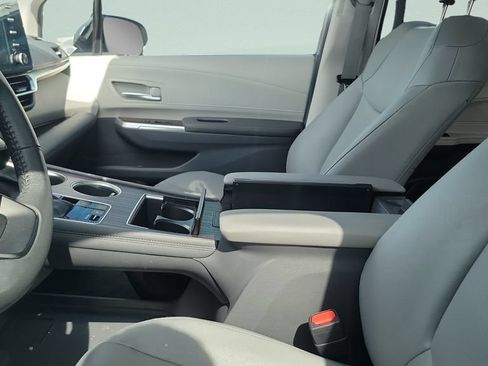 Used 2024 Toyota Sienna XLE FWD image 5