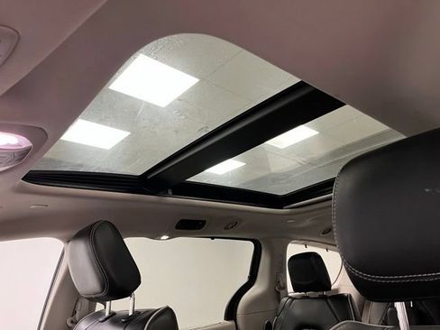 Used 2023 Chrysler Pacifica Limited FWD image 38