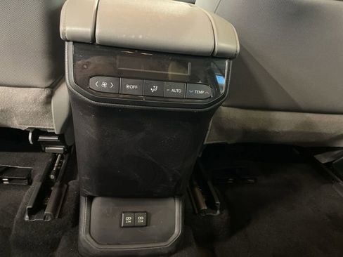 Used 2021 Toyota Highlander L AWD/4WD image 18