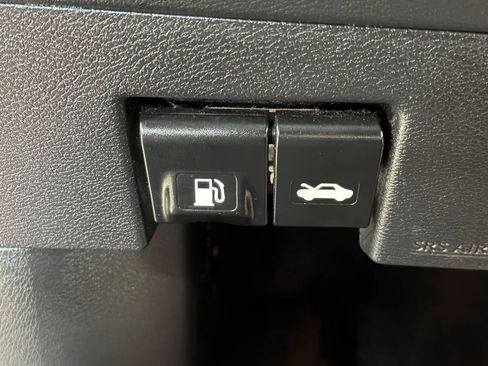 Used 2020 Nissan Versa SR FWD image 18