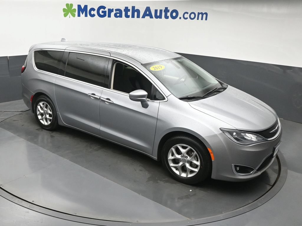 Used 2019 Chrysler Pacifica Touring Plus w/ Tire & Wheel Group FWD image 3