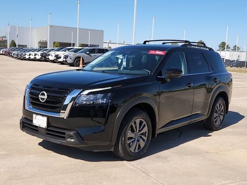 Certified 2025 Nissan Pathfinder SV image 3