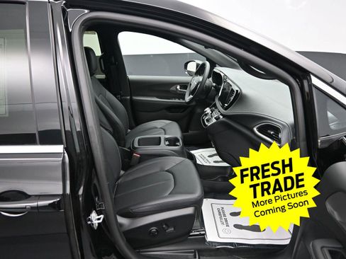 Used 2025 Chrysler Pacifica Select w/ Uconnect Theater Family Group image 7