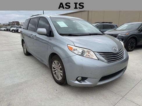 Used 2015 Toyota Sienna XLE Premium image 3