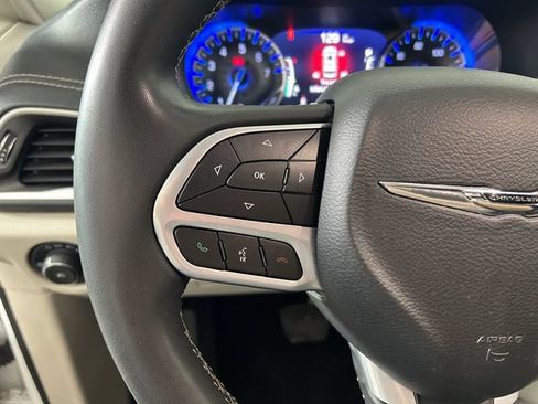 Used 2022 Chrysler Pacifica Touring-L AWD/4WD image 16