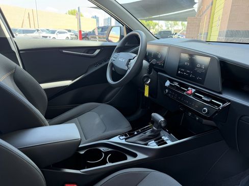 Used 2025 Kia Niro LX FWD image 36