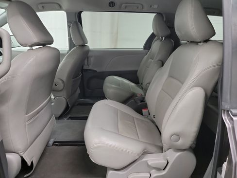 Used 2020 Toyota Sienna L image 27