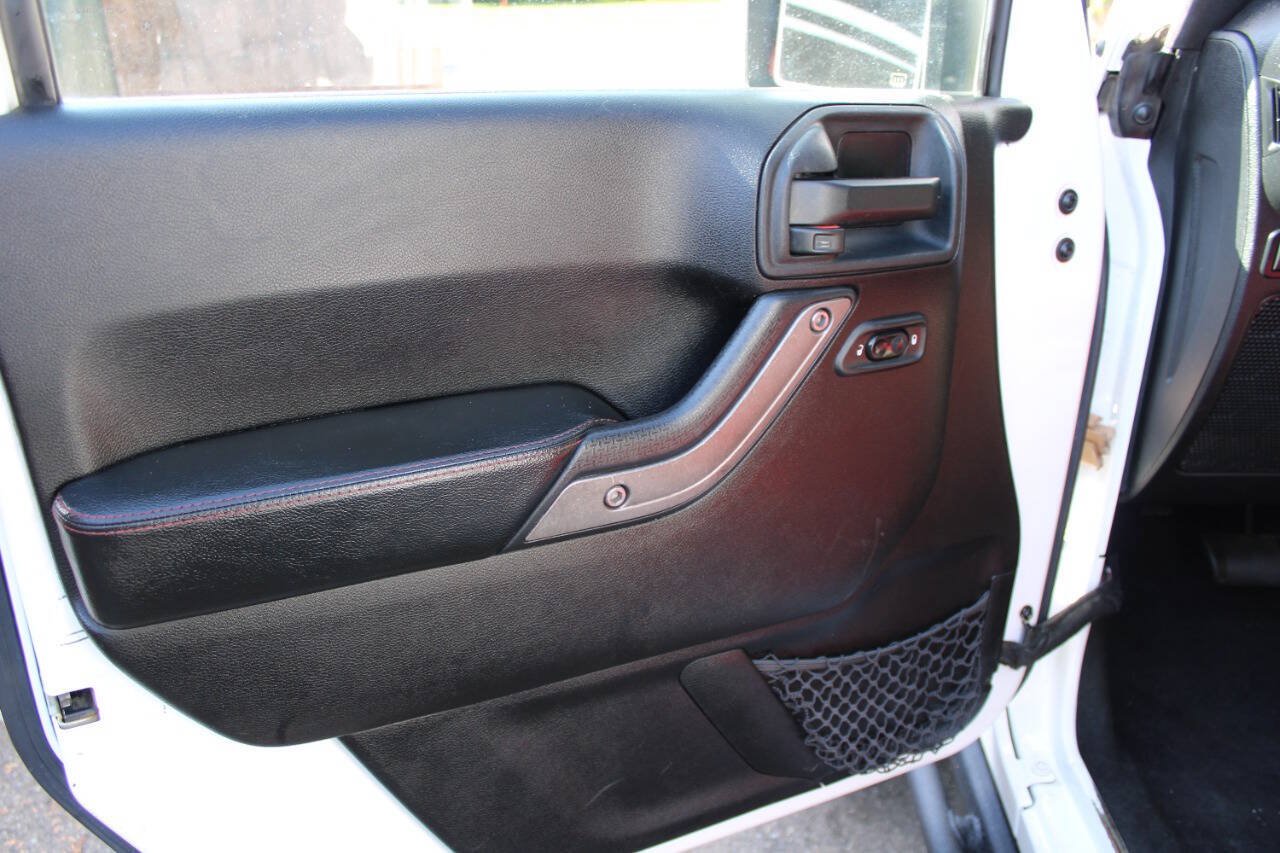 Used 2013 Jeep Wrangler Unlimited Rubicon AWD/4WD image 23