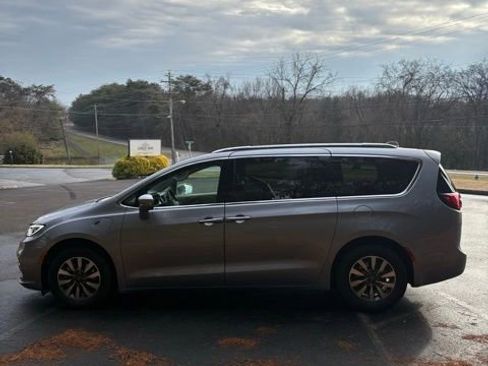 Used 2021 Chrysler Pacifica Touring-L image 30