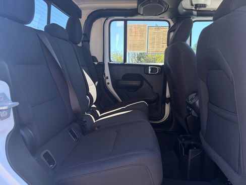 Used 2022 Jeep Gladiator Sport AWD/4WD image 18