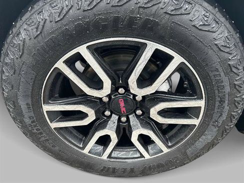 Used 2024 GMC Yukon AT4 w/ Technology Package image 9
