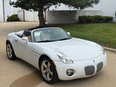 Used 2007 Pontiac Solstice Convertible w/ Premium Package RWD image 3