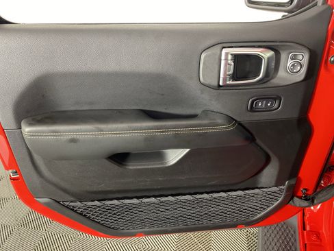 Used 2025 Jeep Wrangler Sahara image 13