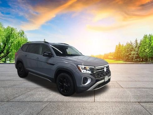 Used 2024 Volkswagen Atlas Peak Edition SE image 2