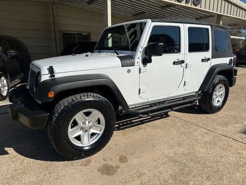 Used 2016 Jeep Wrangler Unlimited Rubicon w/ Connectivity Group AWD/4WD image 9