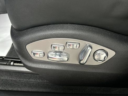 Certified 2026 Porsche Macan AWD/4WD image 10
