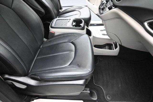 Used 2024 Chrysler Pacifica Touring-L FWD image 33