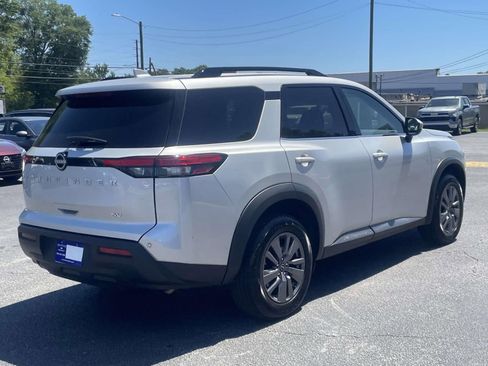 Used 2024 Nissan Pathfinder SV FWD image 3