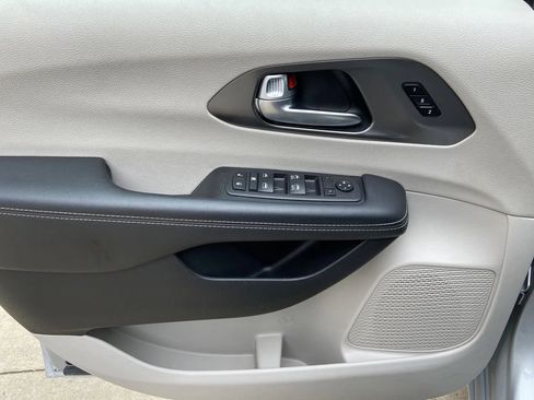 Used 2024 Chrysler Pacifica Touring-L FWD image 10