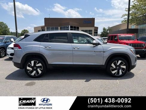 Used 2025 Volkswagen Atlas Cross Sport SE FWD image 1