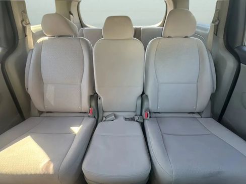 Used 2017 Kia Sedona LX FWD image 19
