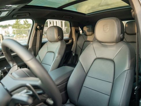 Certified 2026 Porsche Cayenne AWD/4WD image 5