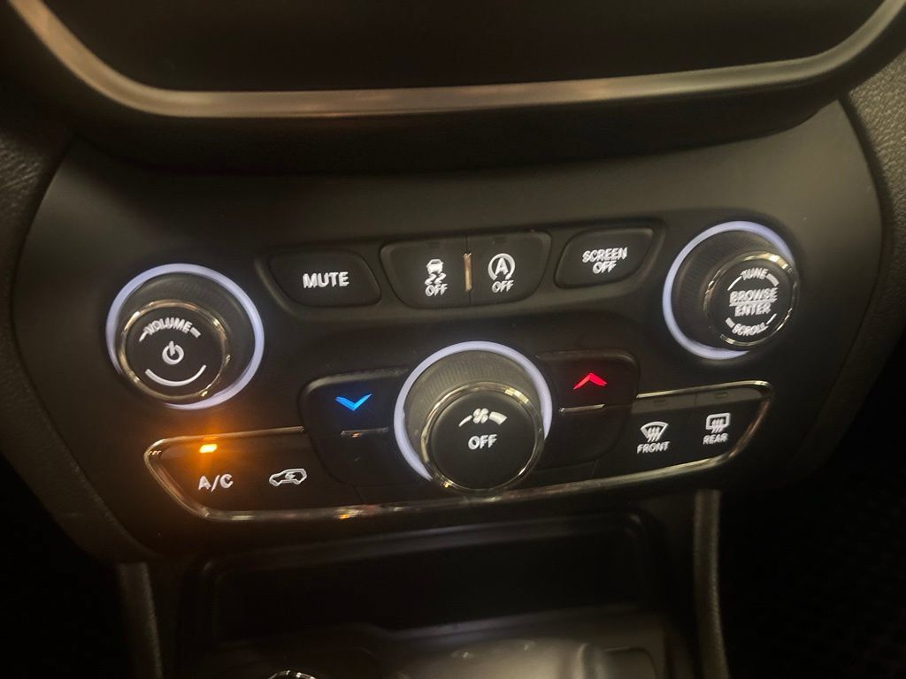 Used 2019 Jeep Cherokee Latitude Plus w/ Cold Weather Group AWD/4WD image 16