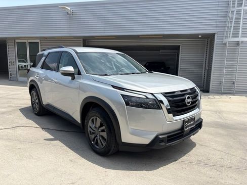 Used 2025 Nissan Pathfinder SV FWD image 3